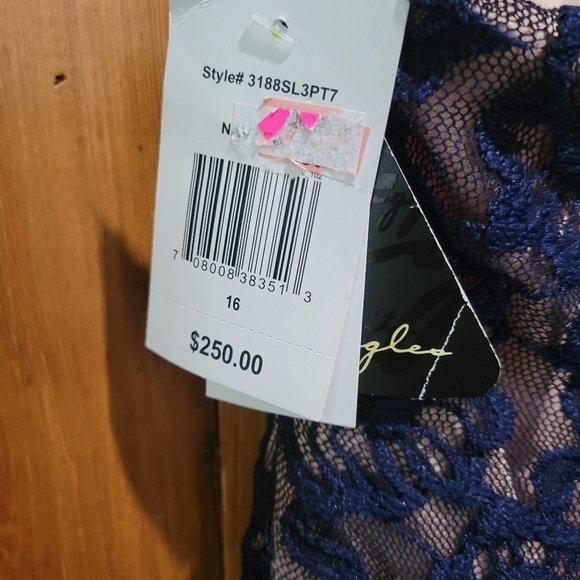 City Triangule Elegant Navy Lace Gown with Rhinestone Detail - Picture 10 of 16